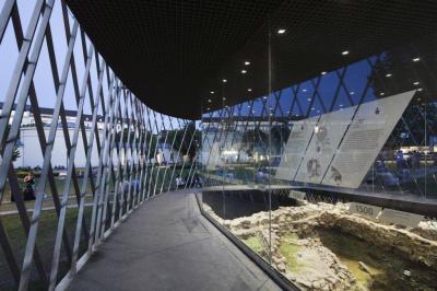 Archäologische Vitrine bei Dämmerung
