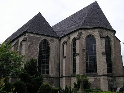 Außenasicht des Chors von St. Johann Baptist mit dem Friedhof der Abtei im Vordergrund
