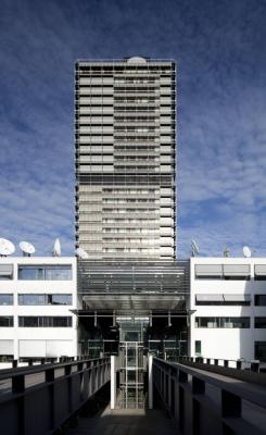 Gebäude der Deutschen Welle mit Abgeordnetenhaus im Hintergrund