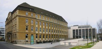 Amtsgericht und Neubau mit Vorplatz