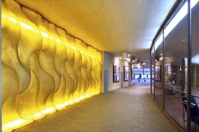 Blick in eine das Gebäude querende Passage