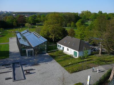 Blick von oben auf die Gewächshäuser im Botanischen Garten