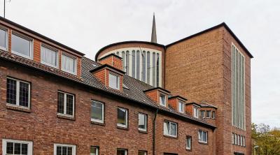 St. Engelbert Essen mit Nachbarbebauung