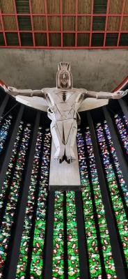 Jesusfigur vor Chorfenster