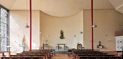 Kirchenraum mit Blick Richtung Altar