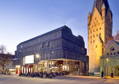 Diözesanmuseum Paderborn mit Dom am Abend