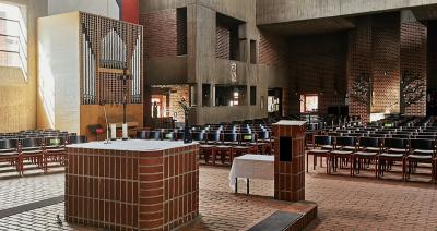 Blick vom Altar in den Innenraum und die Orgel