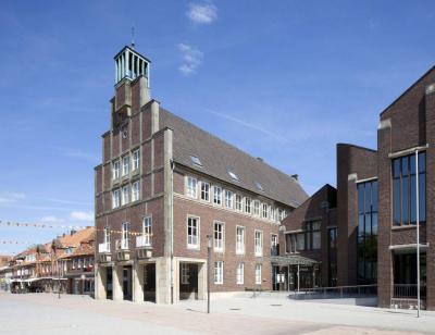 Seitenansicht Rathaus aus den 1950er-Jahren