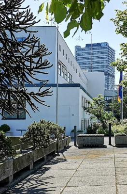 Ehem. Bundeshaus Bonn mit Langem Eugen im Hintergrund