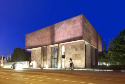 Straßenansicht Kunsthalle Bielefeld abends