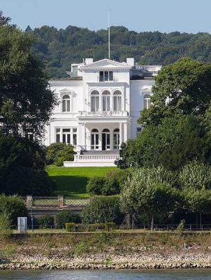 Blick vom Rhein auf die Villa
