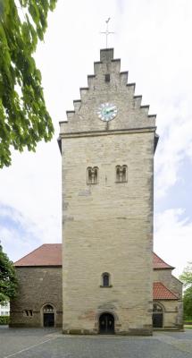 Frontansicht Kirchturm, Satteldach mit Staffelgiebel
