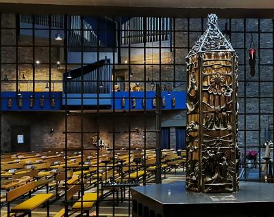 Blick in den Kirchenraum Richtung Orgelempore in Neu St. Alban Köln