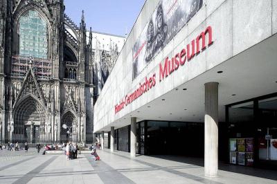 Eingangsbereich mit Blick auf den Kölner Dom