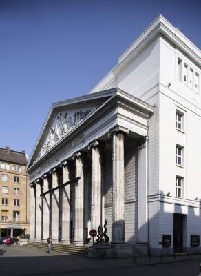 Seitenansicht Säulenportikus Stadttheater Aachen