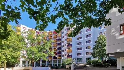Platz mit neunstöckigem Appartementhaus