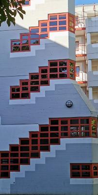 Treppenhausturm des Laubenganghauses mit abgetreppter Fensterunterteilung