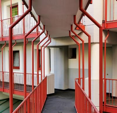 Laubengänge mit roten Akzenten
