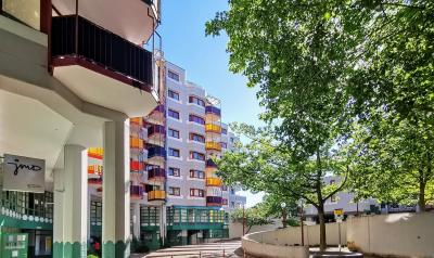 Apartmenthaus mit doppelstöckigem Säulengang