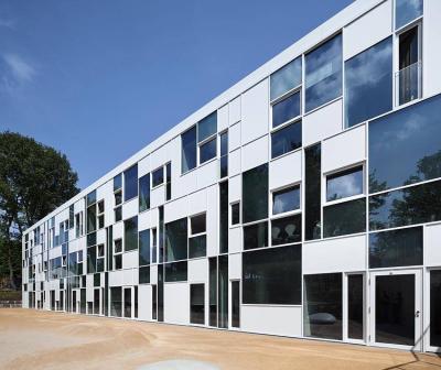 Blick auf die Pfosten-Riegel-Fassade
