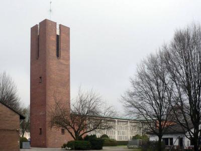 Gesamtansicht der Kirche mit freistehender Campanile