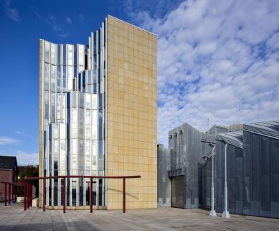 Verwaltungsturm des Museums