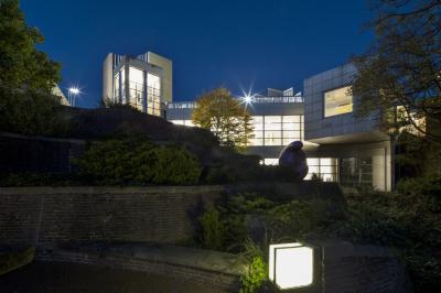 Beleuchtete Museumsanlage auf dem Abteiberg