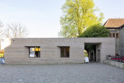 Blick auf das Besucherzentrum vom Burghof