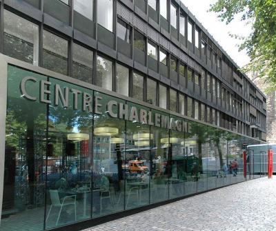 Außenansicht mit gläsernem Vorbau zum Katschhof