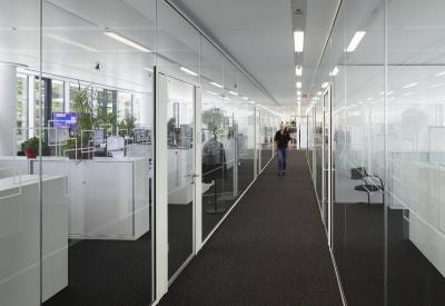 Büroflur mit dunklem Teppichboden