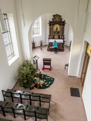 Blick von der Empore im Anbau in den Kappellenraum