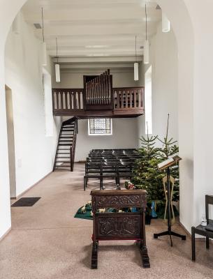 Blick in den Anbau mit hölzerner Orgelempore