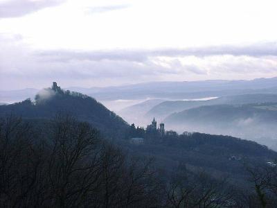 Blick vom Petersberg auf die Ruine Drachenfels und Schloss Drachenburg