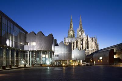 Abendliche Ansicht mit Kölner Dom vom Heinrich-Böll-Platz