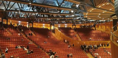 Zuschauerränge im Konzertsaal