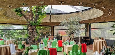 Restaurantbereich mit rundem Oberlicht und integriertem Baum
