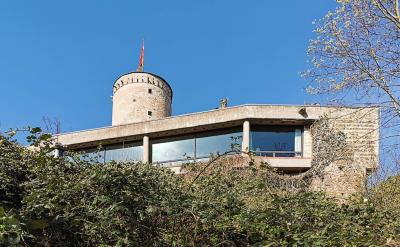Erweiterungsbauten des Hotel-Restaurants vor dem Bergfried