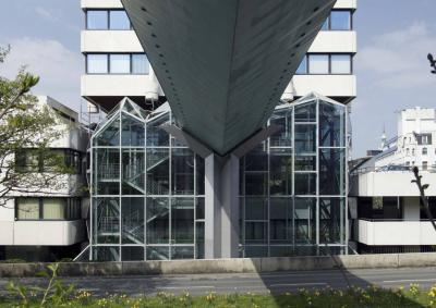 Außenansicht Kassenhalle und Verbindungsbrücke
