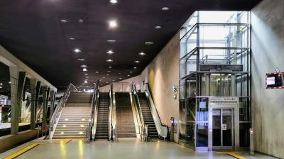 Rolltreppe und Aufzug vom Bahnsteig