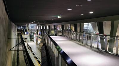 Blick von oben auf den Bahnsteig