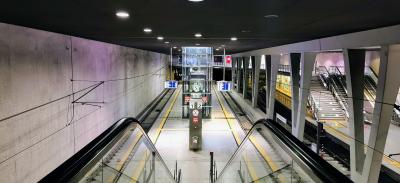 Blick nach unten auf die Bahnsteigebene