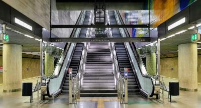 Rolltreppe vom Bahnsteig nach oben
