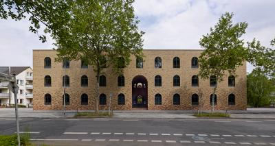 Studentenwohnheim ROM.HOF, Frontansicht, zentraler Haupteingang