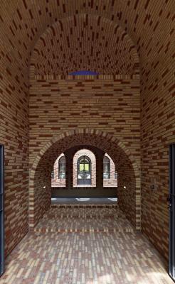 Studentenwohnheim ROM.HOF, Innenhof, mehrgeschossig geöffneter Haupteingang