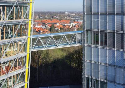 seitliche Ansicht der Verbindungsbrücke, die altes und neues Gebäude verbindet