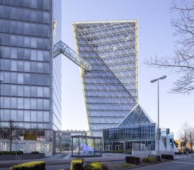 Blick auf den Büroturm, der auch Kristall genannt wird