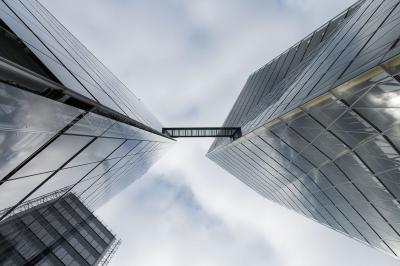 Blick von unten auf die hoch gelegene Ganzglasbrücke