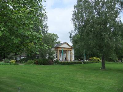 seitlicher Blick auf den Schinkel-Pavillon