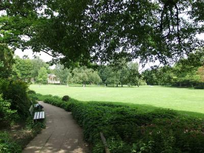 Blick in den Nordpark mit dem Schinkel-Pavillon im Hintergrund
