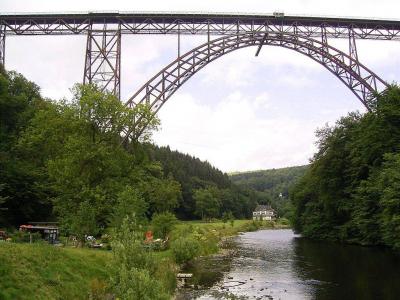 Ansicht vom Park mit der Wupper und der Müngstener Brücke